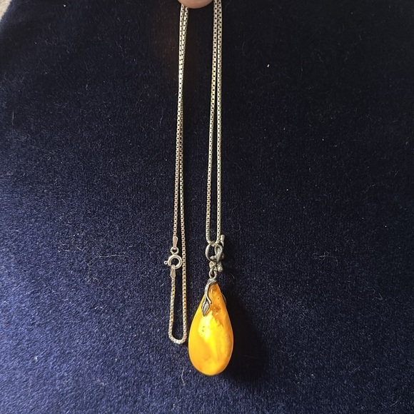 Vintage butterscotch amber pendant and chain necklace - Picture 7 of 7